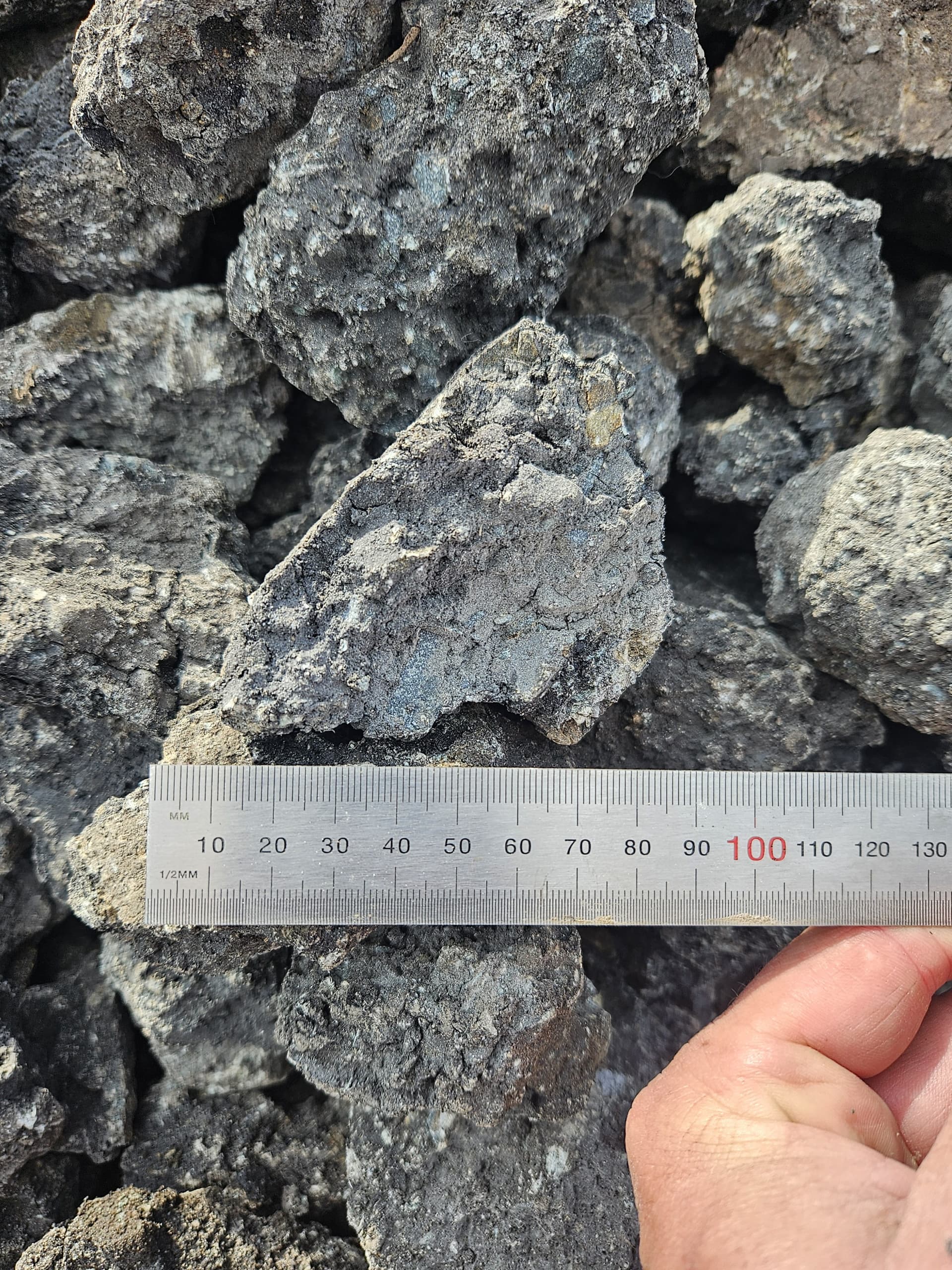 Quarried stone, natural rock, road millings